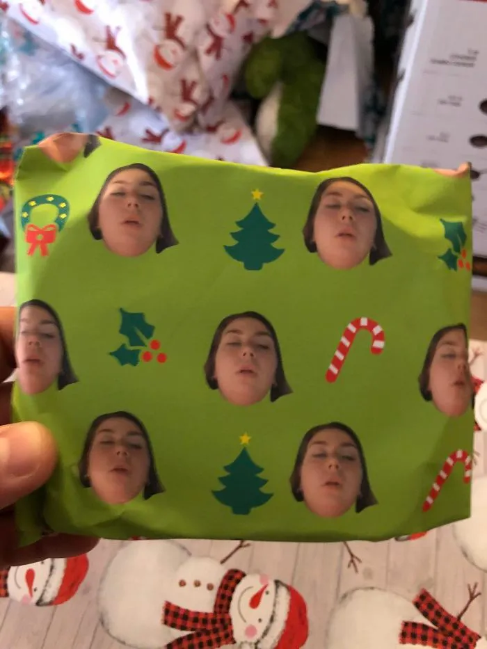 Mi hermano hizo una foto de su novia durmiendo y la ha puesto en el papel de envolver regalos