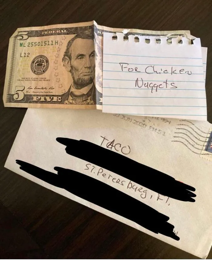 Mi padre le envía dinero y tarjetas de regalo a mi perro regularmente
