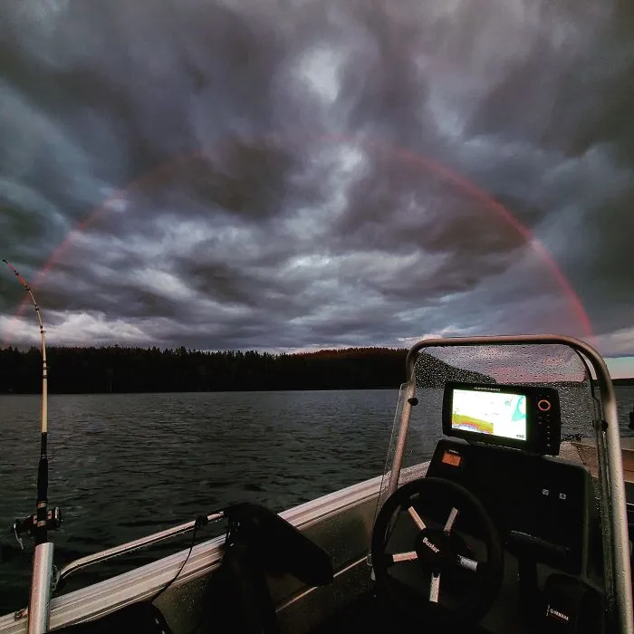 Arco iris rojo a medianoche en Finlandia