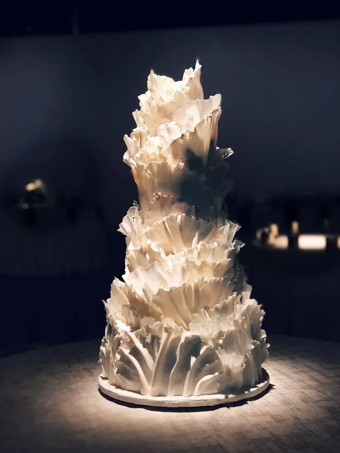 Tarta de boda moderna, para una boda moderna en un almacén
