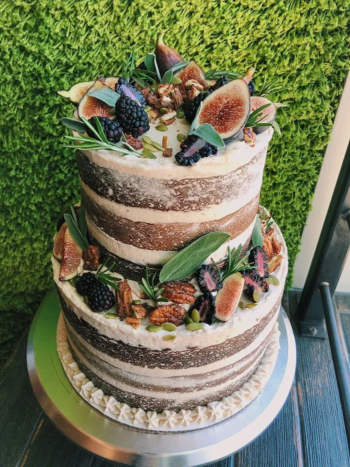He hecho la tarta de mi propia boda. Con capas de tarta de calabaza y de manzana con especias, crema de queso glaseada con sirope de arce, fruta fresca, nueces de pecán caramelizadas y semillas de calabaza.