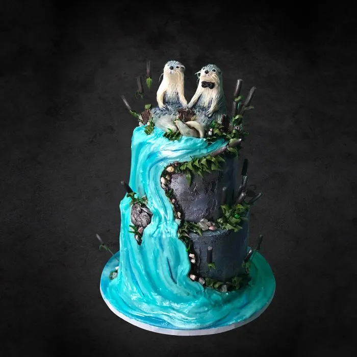 Tarta de boda sabor chocolate y moras, con nutrias de chocolate blanco