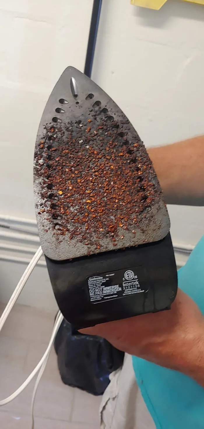 Tras investigar una queja por malos olores, resulta que unos huéspedes estaban drogados y usaron la plancha del hotel para cocinar filetes secos