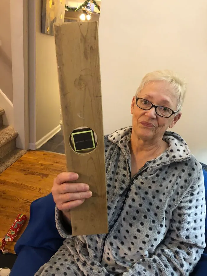 A mi padre le gusta disfrazar regalos. Le hizo un agujero a un madero y metió dentro esta caja con un anillo para mi madre. Ella pone cara de "demasiados años con estas m*erdas"