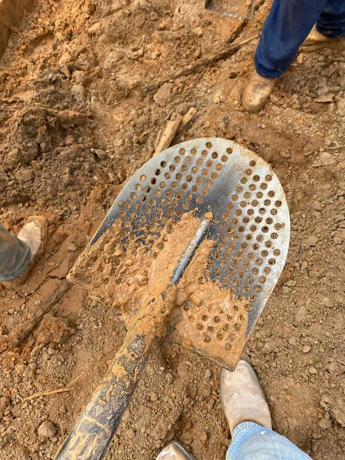 Pala para barro. Los agujeros ayudan a romper la succión al excavar en el barro