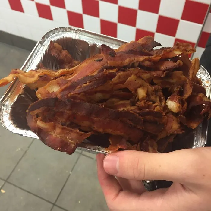 Anoche fuimos a la hamburguesería poco antes de cerrar y nos dijeron si queríamos bacon extra porque si no tendrían que tirarlo. No esperábamos tanto