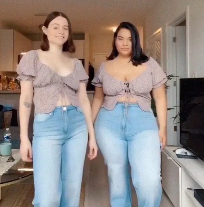 Two-Friends-Same-Outfit