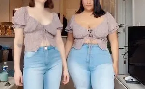 Two Friends Show How The Same Outfit Looks On Their Different Body Types (33 New Pics)