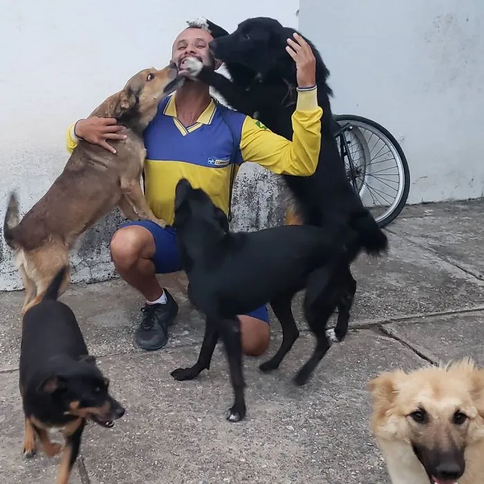 Este cartero se hace selfies con todos los animales que conoce mientras trabaja (30 fotos)