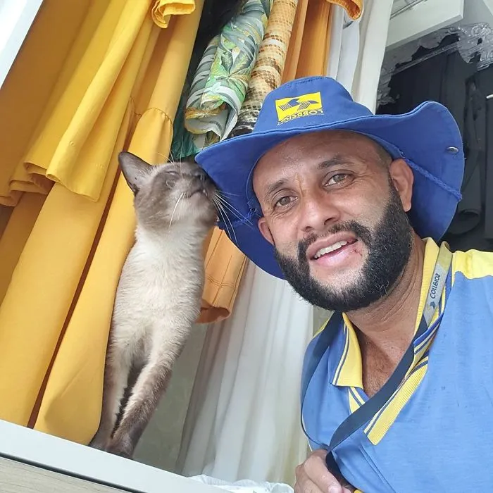 Este cartero se hace selfies con todos los animales que conoce mientras trabaja (30 fotos)