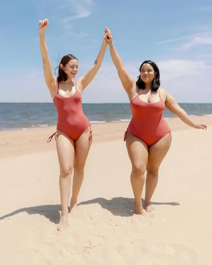 Two Friends Show How The Same Outfit Looks On Their Different Body Types (33 New Pics)
