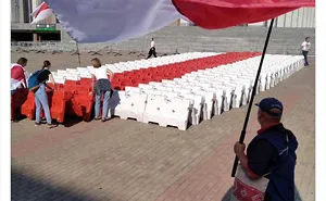 Belarus Authorities "Ban" White-Red-White Belarusian Flag, People Respond By Recreating Colors Of The Flag With Random Objects (9 Pics)
