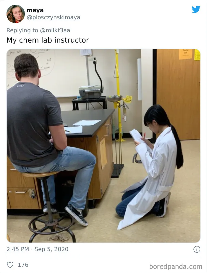 Students Are Sharing Pics Of Teachers Leaning Over And Sitting In The Weirdest Positions In Class (26 Tweets)