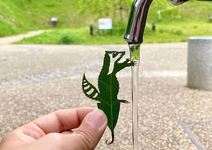 Japanese Artist Made These 30 Cute Vignettes From Leaves