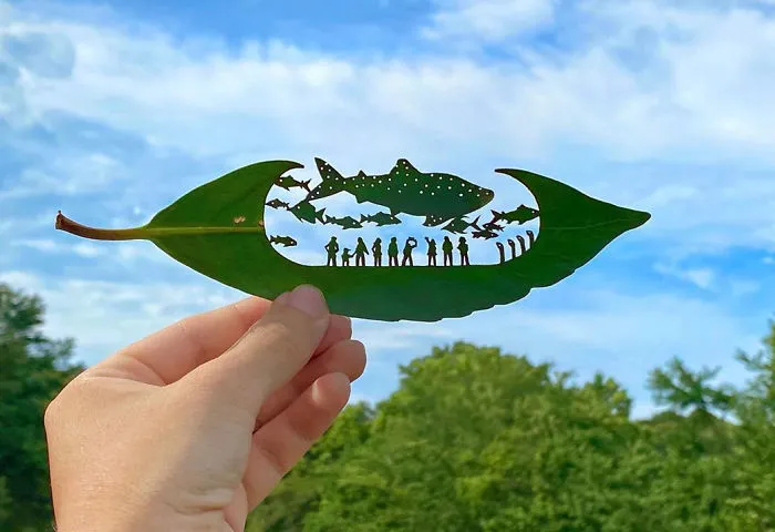 Japanese Artist Made These 30 Cute Vignettes From Leaves