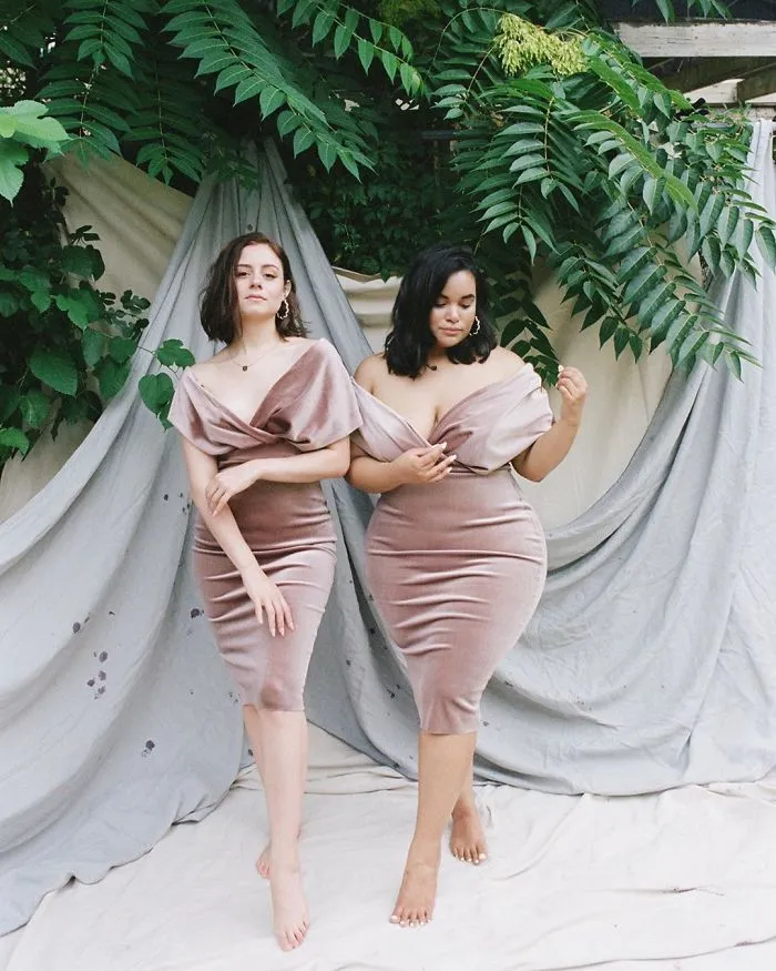 Two Friends Show How The Same Outfit Looks On Their Different Body Types (33 New Pics)