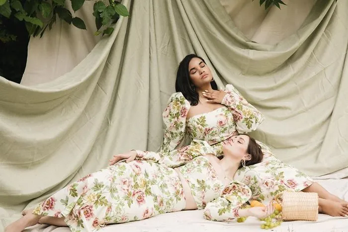 Two Friends Show How The Same Outfit Looks On Their Different Body Types (33 New Pics)