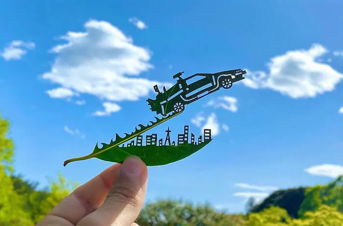 Japanese Artist Made These 30 Cute Vignettes From Leaves