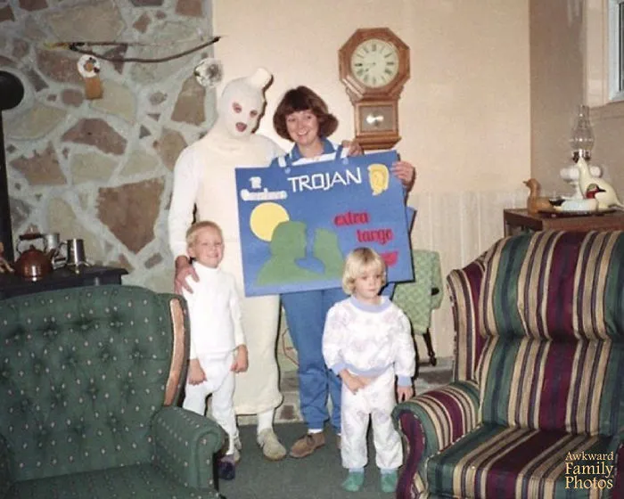 People Submit Their Most Awkward Family Pics To This Instagram Account, And Here Are 50 Of The Funniest Ones