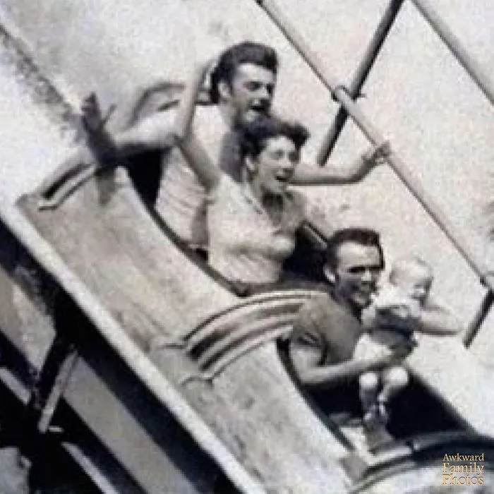 La gente envía sus fotos familiares más extrañas y graciosas a esta cuenta de Instagram, y aquí tienes 50 de las más divertidas