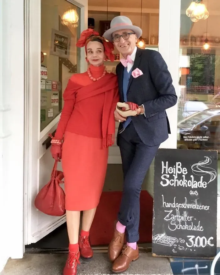 Esta anciana pareja alemana causa sensación cada vez que sale a la calle (30 fotos)