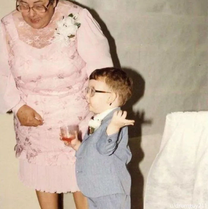 La gente envía sus fotos familiares más extrañas y graciosas a esta cuenta de Instagram, y aquí tienes 50 de las más divertidas
