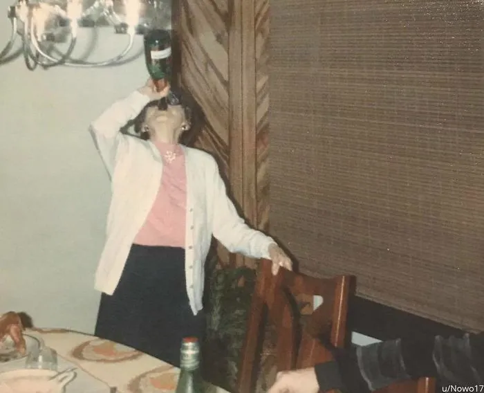 La gente envía sus fotos familiares más extrañas y graciosas a esta cuenta de Instagram, y aquí tienes 50 de las más divertidas