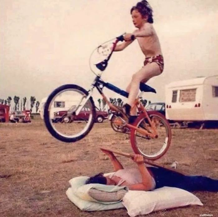 People Submit Their Most Awkward Family Pics To This Instagram Account, And Here Are 50 Of The Funniest Ones