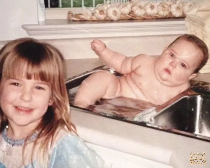 People Submit Their Most Awkward Family Pics To This Instagram Account, And Here Are 50 Of The Funniest Ones