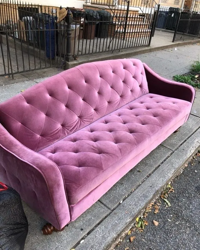 Majestuoso sofá morado, me encanta