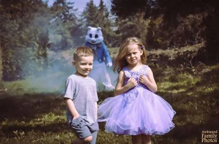 People Submit Their Most Awkward Family Pics To This Instagram Account, And Here Are 50 Of The Funniest Ones