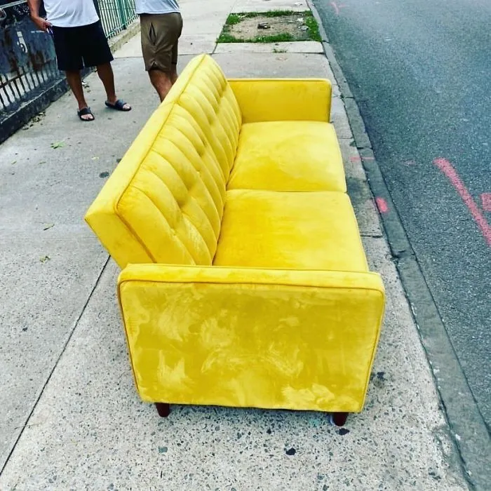 Es de terciopelo, y es amarillo