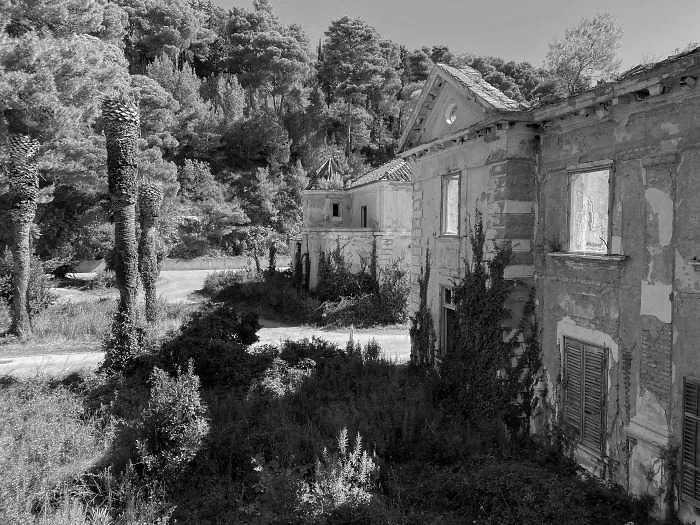 I Photograph Luxury Hotels That Were Abandoned After The Yugoslavia War (32 Pics)