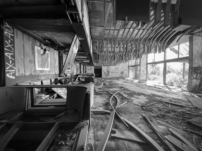 I Photograph Luxury Hotels That Were Abandoned After The Yugoslavia War (32 Pics)