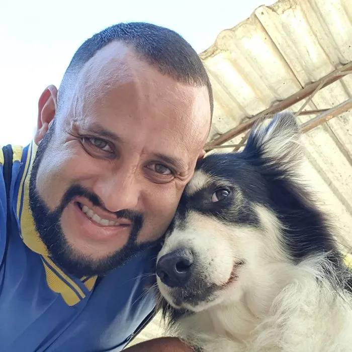 Este cartero se hace selfies con todos los animales que conoce mientras trabaja (30 fotos)