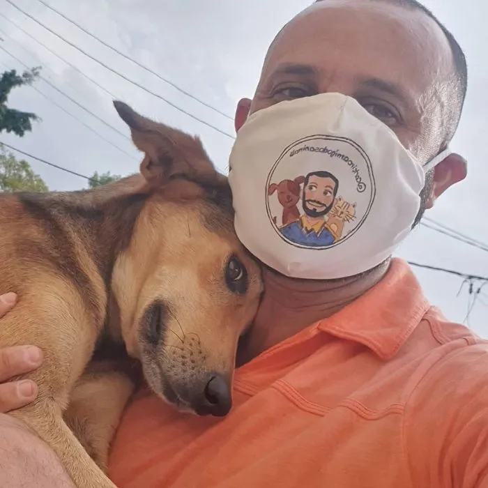 Este cartero se hace selfies con todos los animales que conoce mientras trabaja (30 fotos)