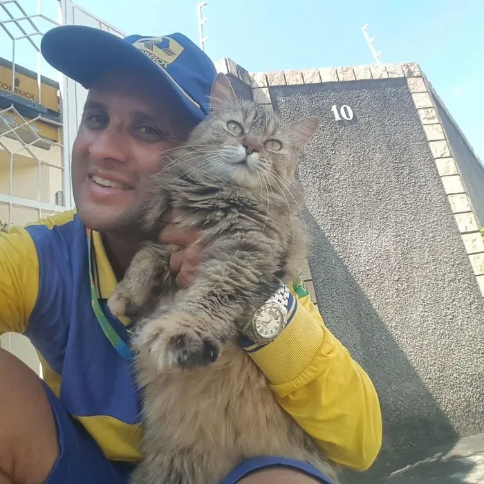 Este cartero se hace selfies con todos los animales que conoce mientras trabaja (30 fotos)