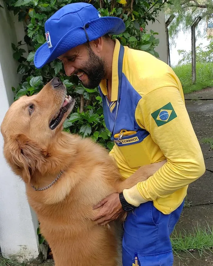Mailman Takes Selfies With Every Animal That He Befriends While On His Job (30 Pics)