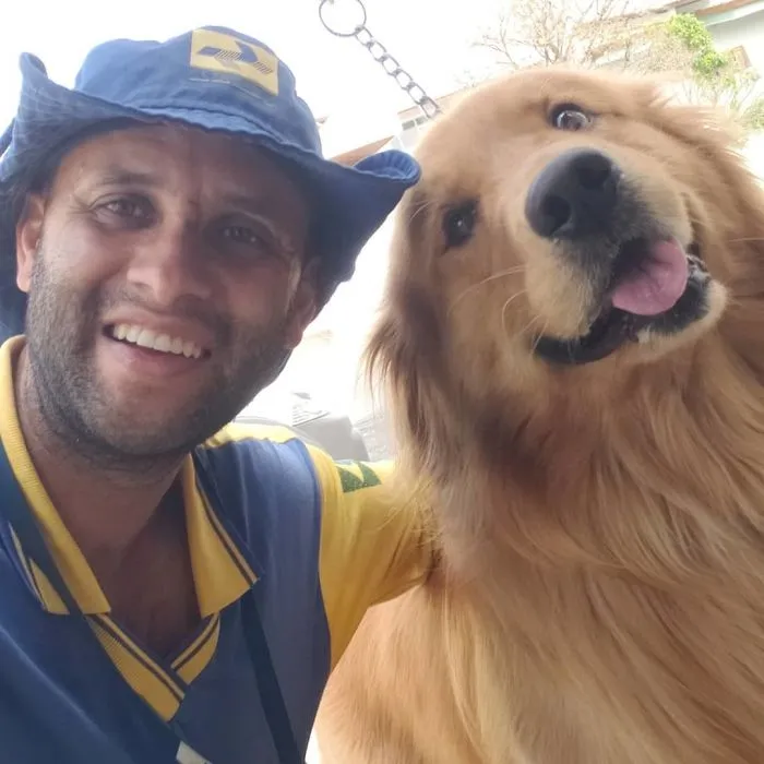 Este cartero se hace selfies con todos los animales que conoce mientras trabaja (30 fotos)