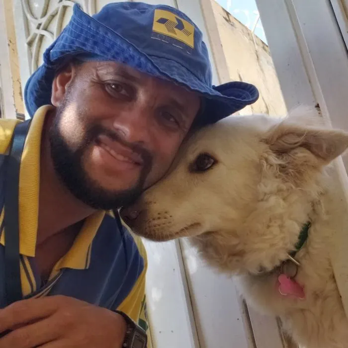 Este cartero se hace selfies con todos los animales que conoce mientras trabaja (30 fotos)