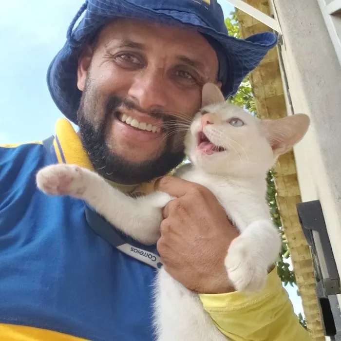 Este cartero se hace selfies con todos los animales que conoce mientras trabaja (30 fotos)