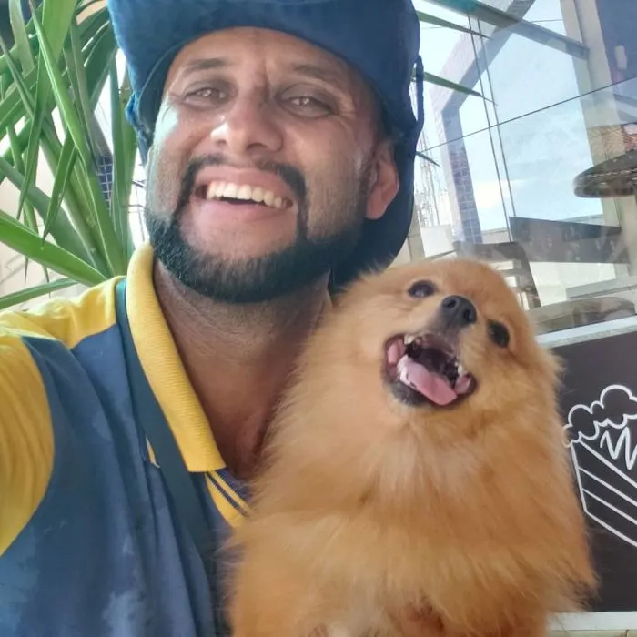 Este cartero se hace selfies con todos los animales que conoce mientras trabaja (30 fotos)