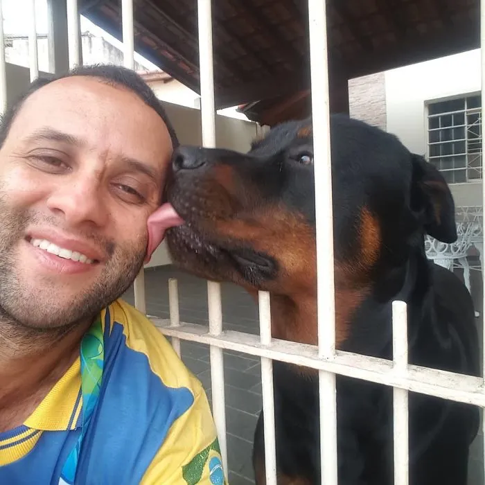 Este cartero se hace selfies con todos los animales que conoce mientras trabaja (30 fotos)