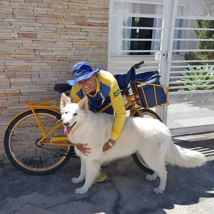 Mailman Takes Selfies With Every Animal That He Befriends While On His Job (30 Pics)
