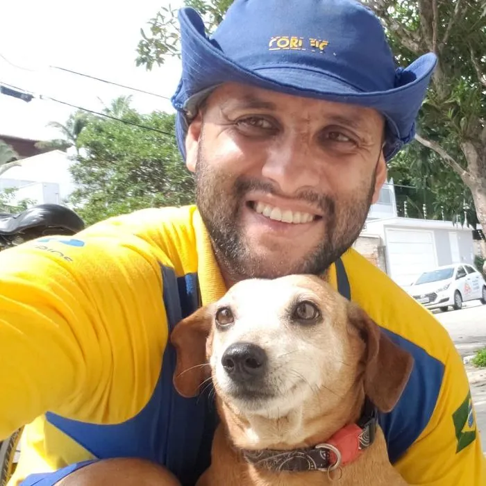 Mailman Takes Selfies With Every Animal That He Befriends While On His Job (30 Pics)