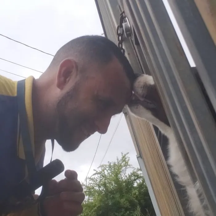Mailman Takes Selfies With Every Animal That He Befriends While On His Job (30 Pics)