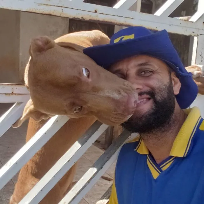 Este cartero se hace selfies con todos los animales que conoce mientras trabaja (30 fotos)