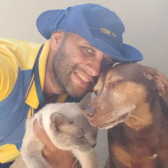 Este cartero se hace selfies con todos los animales que conoce mientras trabaja (30 fotos)