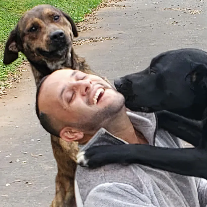 Este cartero se hace selfies con todos los animales que conoce mientras trabaja (30 fotos)