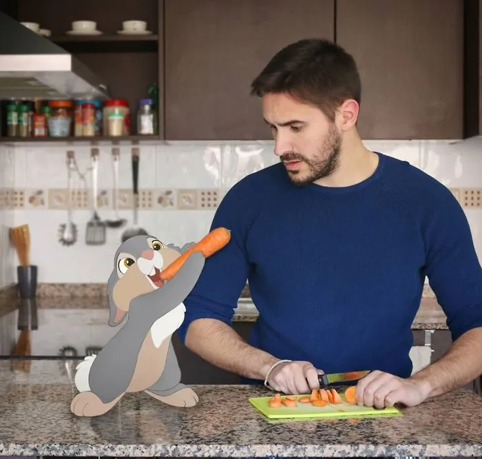 Este hombre mete a personajes Disney en sus fotos y parece que se divierten juntos (30 imágenes)